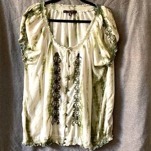 XXL women’s short sleeve embroidered white and hunter green top